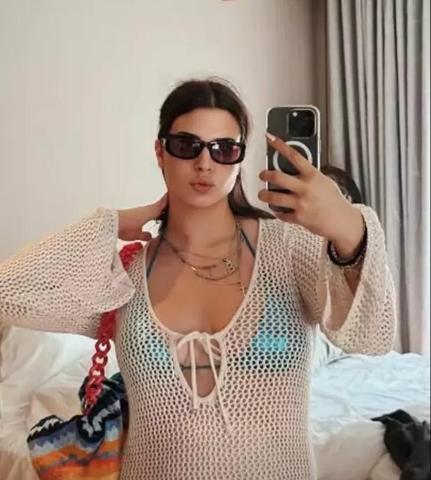 Derin Talu’dan Havalimanında Olay Kombin: Bikini ve Pareo ile Gündemde