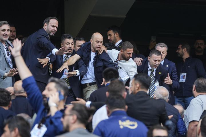Fenerbahçe Olağanüstü Seçimli Genel Kurulunda gerginlik çıktı