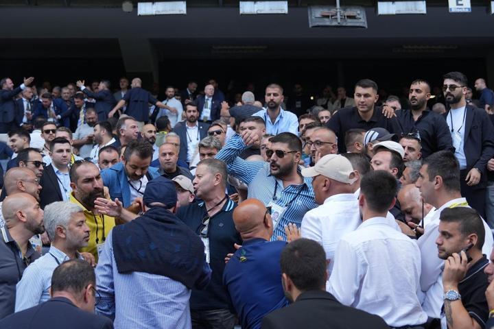 Fenerbahçe Olağanüstü Seçimli Genel Kurulunda gerginlik çıktı