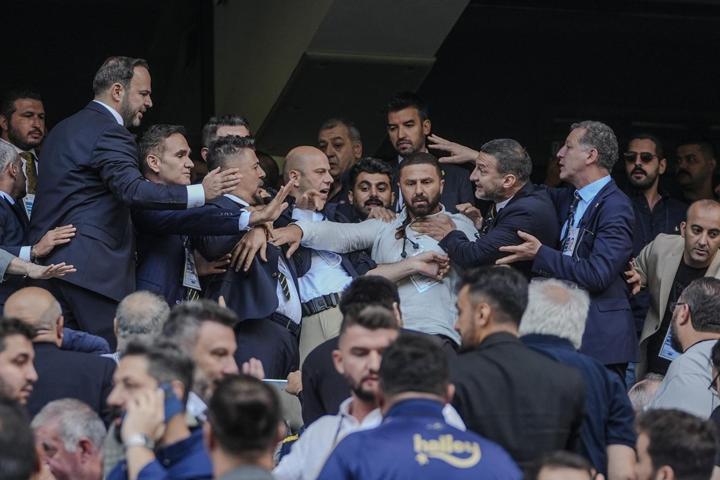 Fenerbahçe Olağanüstü Seçimli Genel Kurulunda gerginlik çıktı
