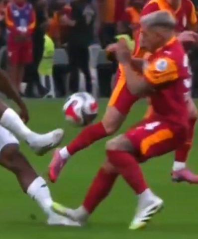 Galatasaray - Konyaspor maçı tartışmalı pozisyonlar | Lucas Torreira, kırmızı kart görmeli miydi