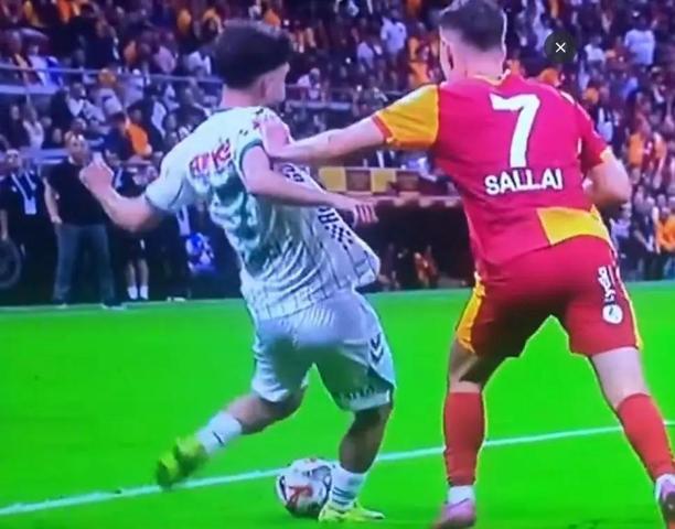 Galatasaray - Konyaspor maçı tartışmalı pozisyonlar | Lucas Torreira, kırmızı kart görmeli miydi