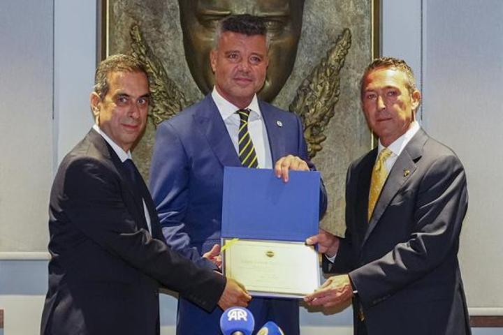 Fenerbahçede başkanlığa seçilen Sadettin Saran mazbatasını aldı