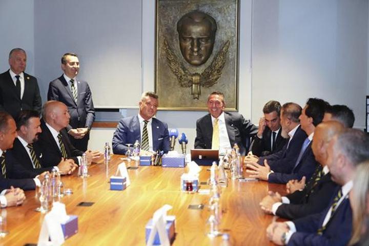 Fenerbahçede başkanlığa seçilen Sadettin Saran mazbatasını aldı