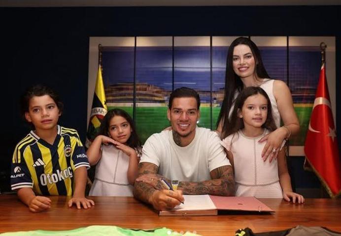 Fenerbahçenin kalecisi Edersonun güzeller güzeli eşi Lais Moraes tarzıyla görenleri büyüledi Öz yengem be