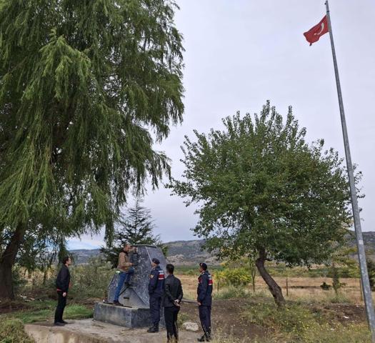 Şehidimizin anısına yaptırılan çeşmeye çirkin saldırı: Bayrak ve fotoğraf tahrip edildi