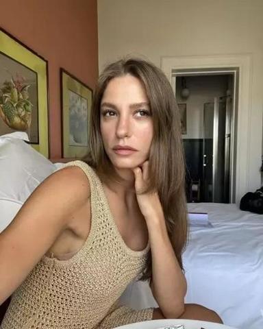 Mert Demirin güzeller güzeli sevgilisi Serenay Sarıkayanın yeni reklam anlaşması dudak uçuklattı Bunlar nasıl paralar böyle