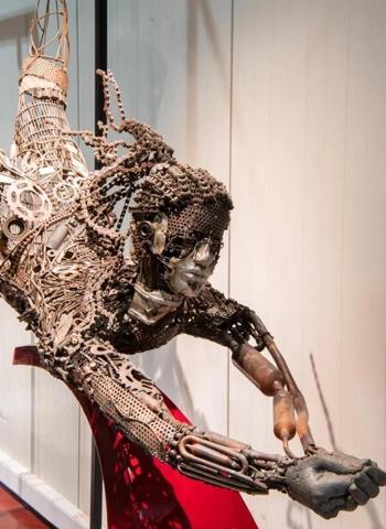 Beyazıt Öztürk atığı sanata dönüştürdü