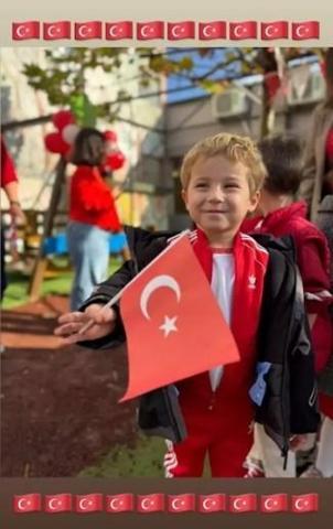 Ünlülerden 29 Ekim Cumhuriyet Bayramı Paylaşımları Kırmızı-Beyaz Coşku Sanal Medyayı Sardı
