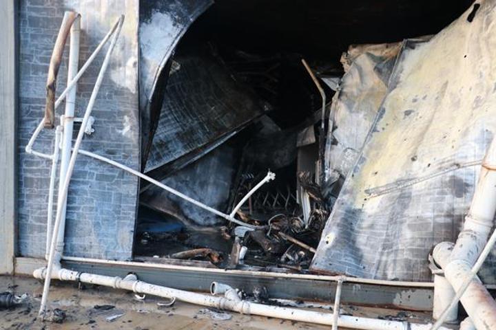 Bahçe mobilyaları deposu alev alev yandı