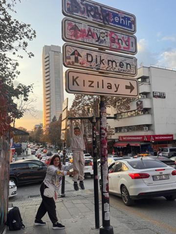 Gençlerin akımı devam ediyor Kızılay tabelası dördüncü kez yenilendi