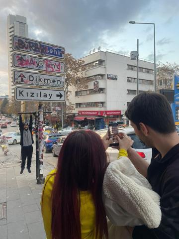 Gençlerin akımı devam ediyor Kızılay tabelası dördüncü kez yenilendi