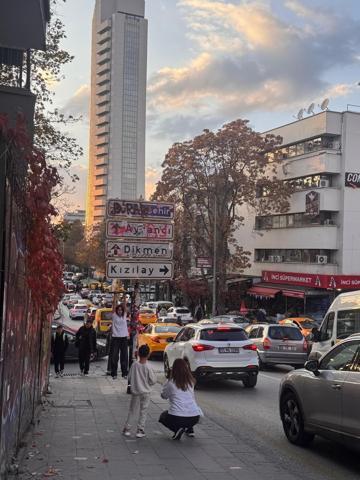 Gençlerin akımı devam ediyor Kızılay tabelası dördüncü kez yenilendi