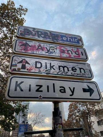 Gençlerin akımı devam ediyor Kızılay tabelası dördüncü kez yenilendi