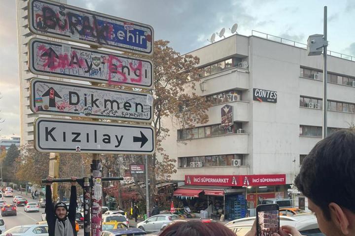Gençlerin akımı devam ediyor Kızılay tabelası dördüncü kez yenilendi