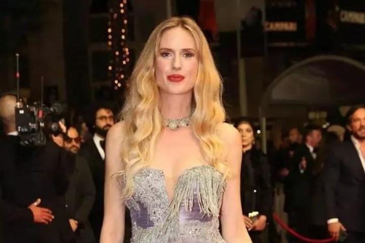 Wilma Elles’in Serveti Dudak Uçuklatıyor Ünlü Oyuncu Kazancını Türkiye’de Değerlendiriyor