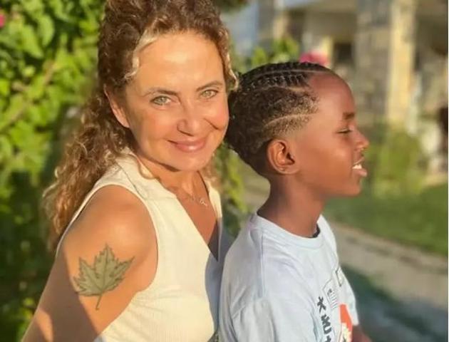 Esra Akkaya’nın Afrika’dan Evlat Edindiği Oğlu Can Alex Büyüdü Anne-Oğul Pozları Sanal Medyada Olay Oldu