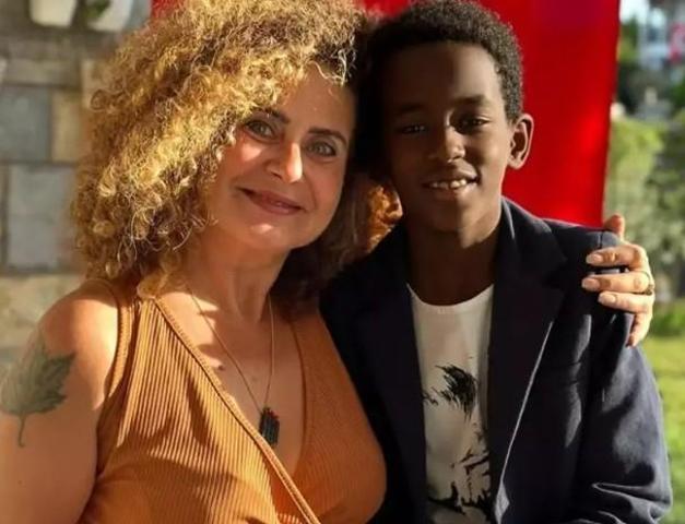 Esra Akkaya’nın Afrika’dan Evlat Edindiği Oğlu Can Alex Büyüdü Anne-Oğul Pozları Sanal Medyada Olay Oldu