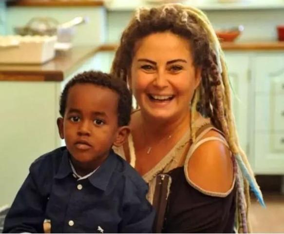 Esra Akkaya’nın Afrika’dan Evlat Edindiği Oğlu Can Alex Büyüdü Anne-Oğul Pozları Sanal Medyada Olay Oldu