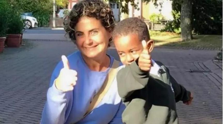 Esra Akkaya’nın Afrika’dan Evlat Edindiği Oğlu Can Alex Büyüdü Anne-Oğul Pozları Sanal Medyada Olay Oldu