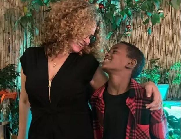 Esra Akkaya’nın Afrika’dan Evlat Edindiği Oğlu Can Alex Büyüdü Anne-Oğul Pozları Sanal Medyada Olay Oldu