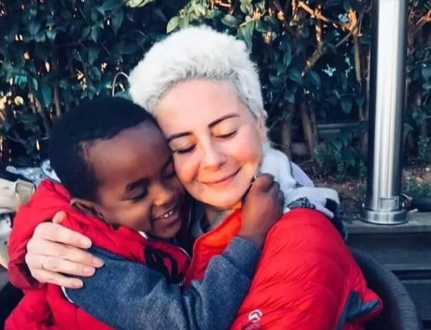 Esra Akkaya’nın Afrika’dan Evlat Edindiği Oğlu Can Alex Büyüdü Anne-Oğul Pozları Sanal Medyada Olay Oldu