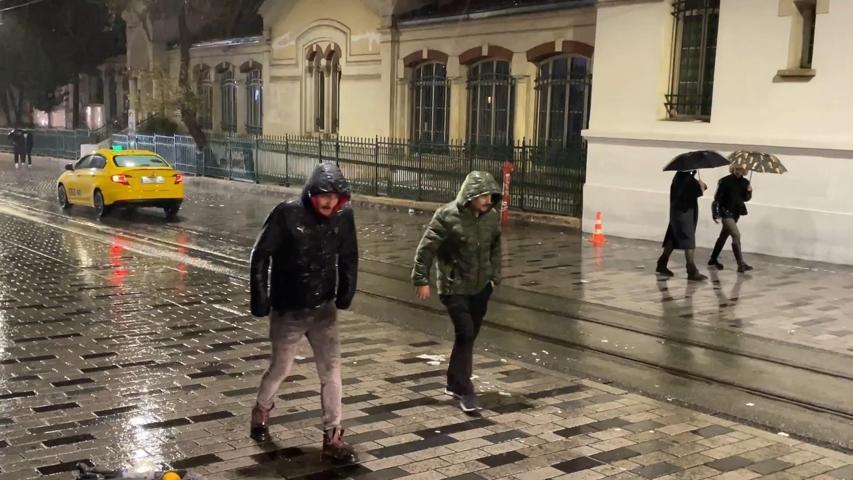 İstanbul sular altında: Ev ve iş yerlerini su bastı Çekmeköy’de İETT faciası