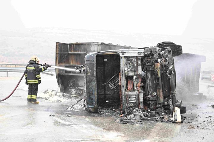 Gaziantepte 3 TIR çarpıştı Kaza sonrası araçlar alev aldı: Yol trafiğe kapalı