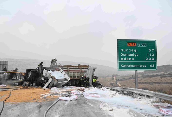 Gaziantepte 3 TIR çarpıştı Kaza sonrası araçlar alev aldı: Yol trafiğe kapalı