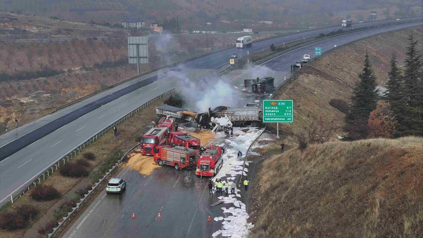 Gaziantepte 3 TIR çarpıştı Kaza sonrası araçlar alev aldı: Yol trafiğe kapalı