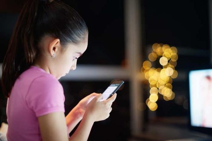 Akıllı Telefon ve Tabletlerin 12 Yaş Altına Etkileri Ortaya Çıktı: Obezite, Depresyon, Uyku Eksikliğine Yol Açıyor Ailelere Kritik Uyarı