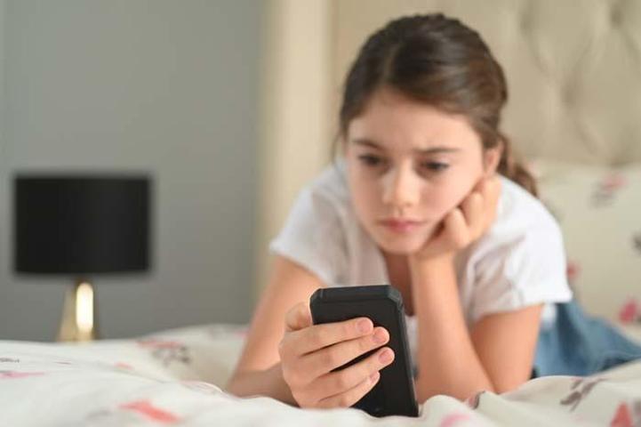 Akıllı Telefon ve Tabletlerin 12 Yaş Altına Etkileri Ortaya Çıktı: Obezite, Depresyon, Uyku Eksikliğine Yol Açıyor Ailelere Kritik Uyarı
