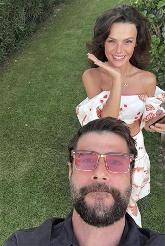 Romantik Kavuşma Sinem Ünsal ve Berk Cankatın Aşk Pozu Sosyal Medyayı Salladı