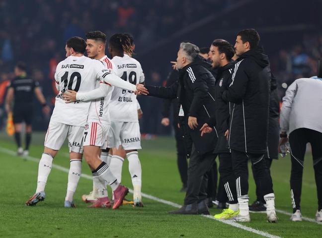 Trabzonspor-Beşiktaş maçı sonrası spor yazarlarından eleştiri: Salah bile oynuyor, Rafa istemiyor