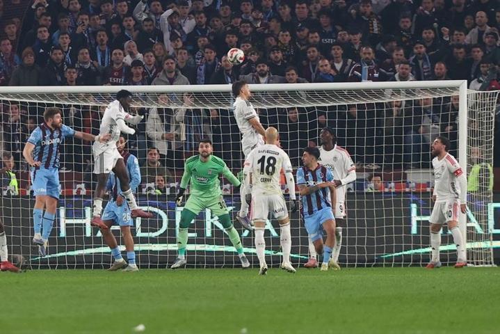 Trabzonspor-Beşiktaş maçı sonrası spor yazarlarından eleştiri: Salah bile oynuyor, Rafa istemiyor