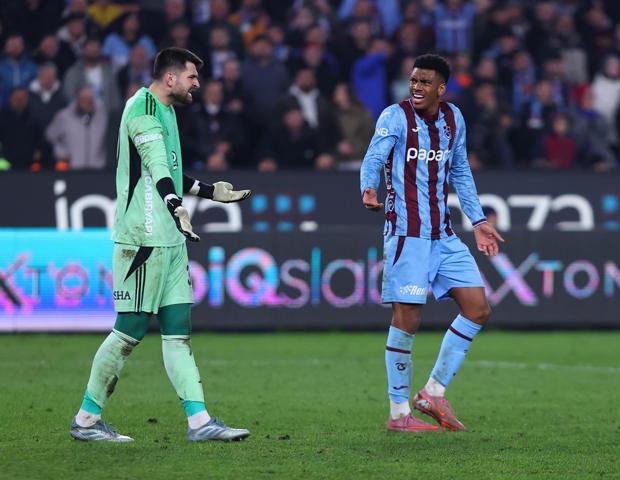 Trabzonspor-Beşiktaş maçı sonrası spor yazarlarından eleştiri: Salah bile oynuyor, Rafa istemiyor