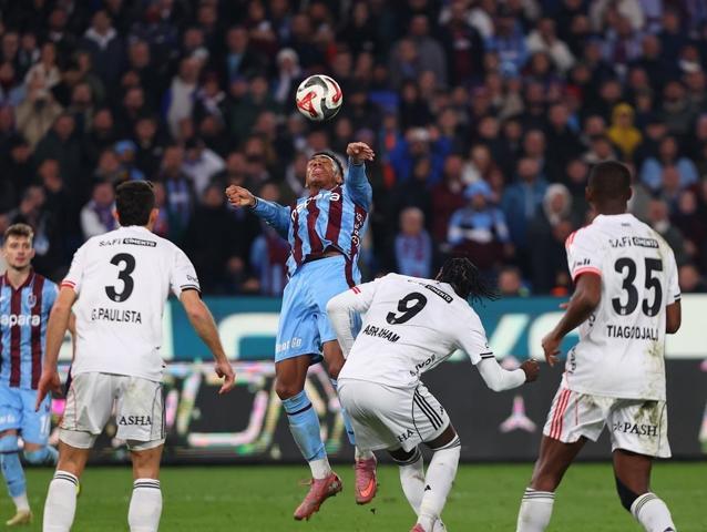 Trabzonspor-Beşiktaş maçı sonrası spor yazarlarından eleştiri: Salah bile oynuyor, Rafa istemiyor