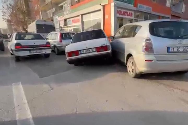 Film sahnelerini aratmayan kovalamaca Ehliyetsiz sürücü ortalığı birbirine kattı