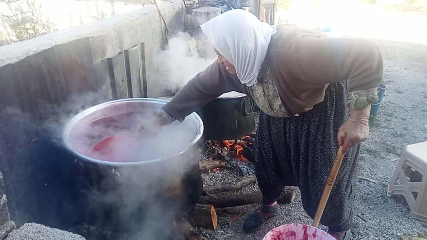 Tarladan Sofraya Nar Ekşisi... 5 Yıl Bozulmadan Tüketebiliyorlar 90 Yaşındaki Şerife Akkan: Her Şeyin Doğalı Şifa Kaynağıdır