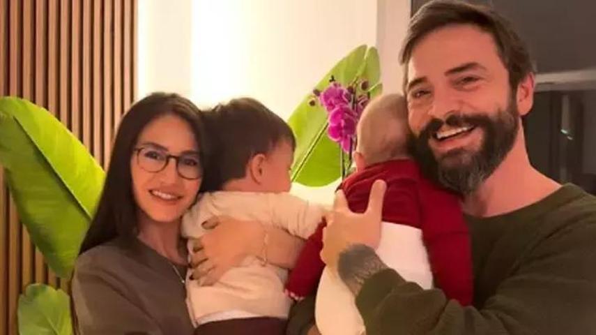 Ahmet Kuraldan Eşi ve Oğullarıyla Yeni Yıl Pozu 2026ya Böyle Merhaba Dediler