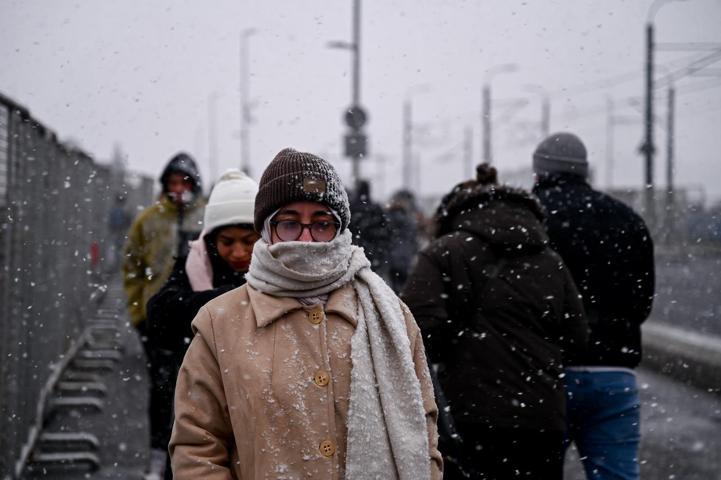 İSTANBULDA LAPA LAPA KAR YAĞDI Bir yanda kartpostallık manzaralar, diğer yanda ulaşım aksamaları