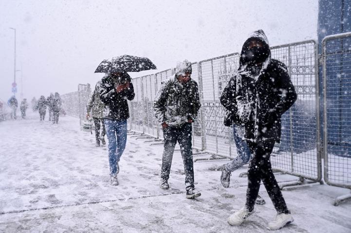 İSTANBULDA LAPA LAPA KAR YAĞDI Bir yanda kartpostallık manzaralar, diğer yanda ulaşım aksamaları