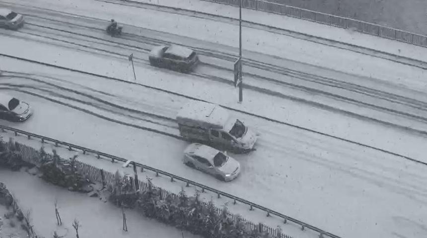 İSTANBULDA LAPA LAPA KAR YAĞDI Bir yanda kartpostallık manzaralar, diğer yanda ulaşım aksamaları