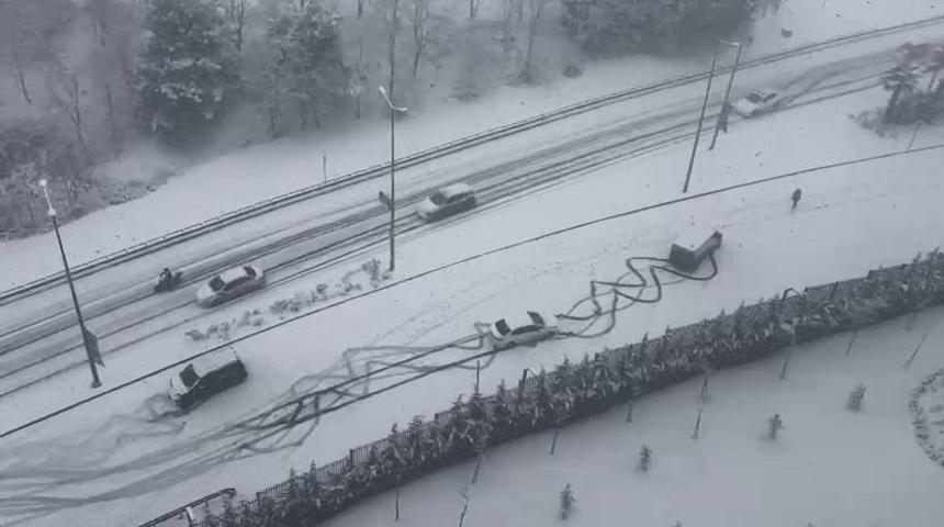 İSTANBULDA LAPA LAPA KAR YAĞDI Bir yanda kartpostallık manzaralar, diğer yanda ulaşım aksamaları