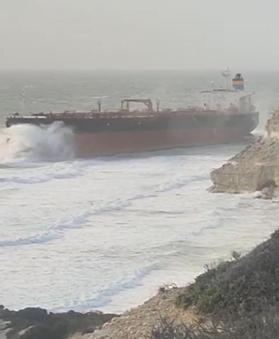 Bozcaada açıklarında fırtınada sürüklenen tanker karaya oturdu