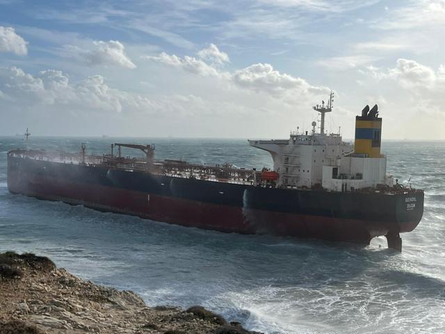 Bozcaada açıklarında fırtınada sürüklenen tanker karaya oturdu
