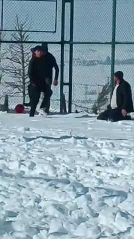 Futbol sevgisine kar da engel olamadı Eksi 6 derecede halı saha maçı