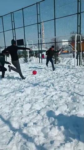 Futbol sevgisine kar da engel olamadı Eksi 6 derecede halı saha maçı