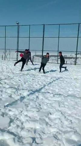 Futbol sevgisine kar da engel olamadı Eksi 6 derecede halı saha maçı