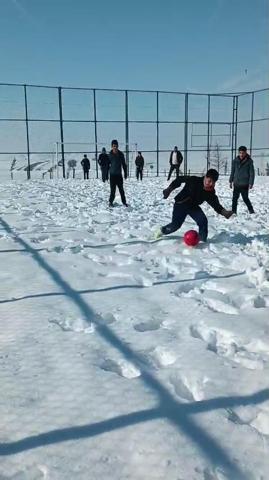 Futbol sevgisine kar da engel olamadı Eksi 6 derecede halı saha maçı